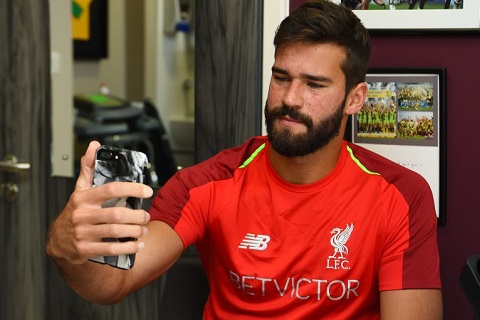 Alisson nói gì khi chính thức gia nhập Liverpool?