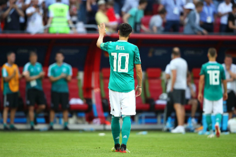 Mesut Özil: Nan nhan dien hinh cua mot nuoc Duc chia re vi chinh sach nhap cu