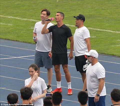 Ronaldo sang Trung Quoc de quang ba cho Nike cung nhu thuong hieu CR7 cua ban than. Nike coi Trung Quoc la thi truong trong diem, trong khi Adidas dat trong tam thi truong o Nhat Ban.