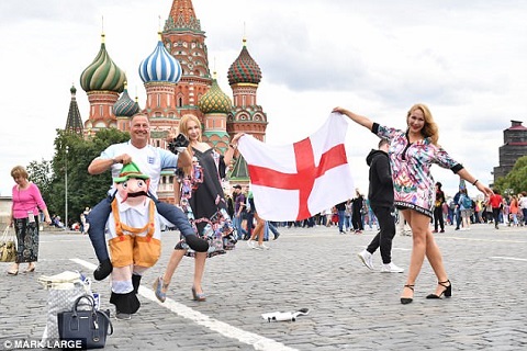 Cổ động viên ĐT Anh kéo đến Moscow trước trận gặp Colombia hình ảnh 6