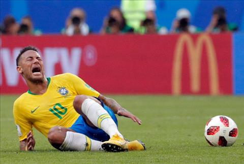 Ronaldo bảo vệ thói ăn vạ của Neymar