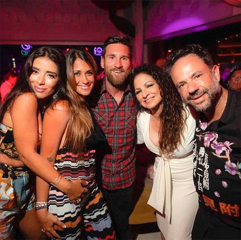 Vợ chồng Messi liên tục gặp người nổi tiếng trong kỳ nghỉ hè 2018 hình ảnh