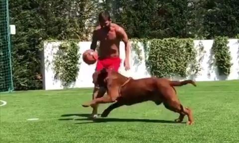 Ngôi sao Messi tập luyện với chó cưng trước mùa giải mới hình ảnh