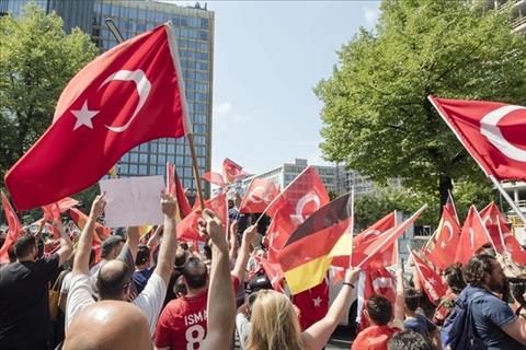 CĐV Đức biểu tình bằng cờ Thổ Nhĩ Kỳ để ủng hộ Ozil