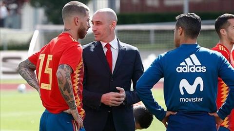 Sergio Ramos va chu tich Luis Rubiales suyt au da tren san tap vi su ra di cua HLV Julen Lopetegui truoc them World Cup 2018.