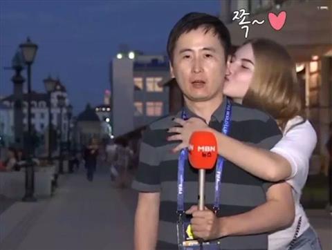 Nam phóng viên Hàn Quốc bị hai fan nữ thi nhau hôn lúc tác nghiệp