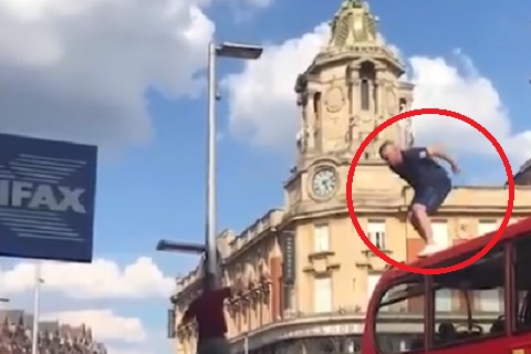 Anh vào bán kết sau 3 thập kỷ, fan cuồng… nhảy từ xe bus xuống ăn mừng