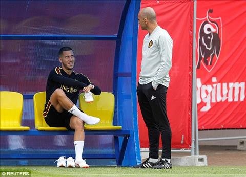 Eden Hazard thoai mai khi tro chuyen voi HLV Roberto Martinez.