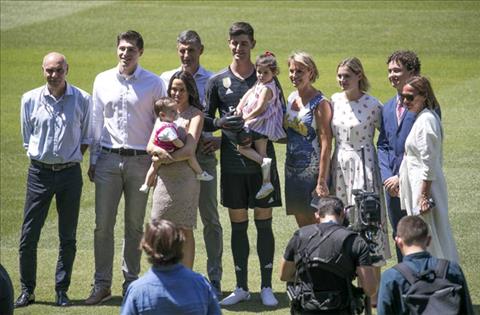 Thủ môn Courtois đưa vợ cũ đến lễ ra mắt Real Madrid