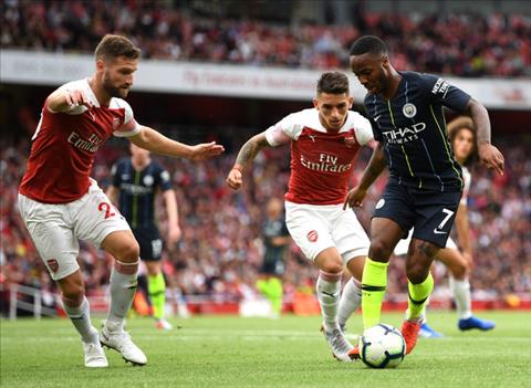 Sterling tỏa sáng trở lại, Guardiola cầu khẩn gia hạn với Man City