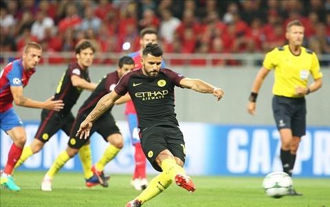 Sergio Aguero cũng từng hai lần đá hỏng 11m trong một trận đấu như Công Phượng