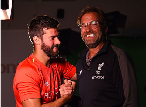 Nhận bàn thua ngu ngốc, Alisson vẫn là số 1 của Liverpool