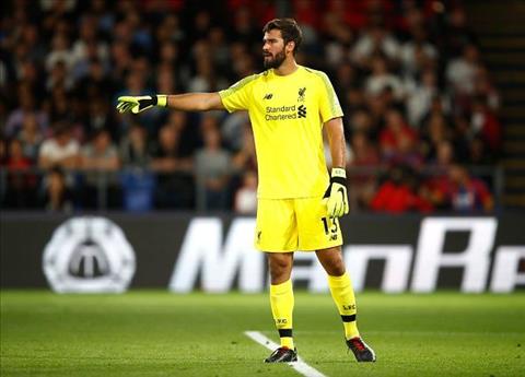 Gary Neville kinh ngạc về tài năng của Alisson