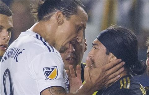 Zlatan Ibrahimovic tát Lee Nguyễn trong trận derby Los Angeles hình ảnh