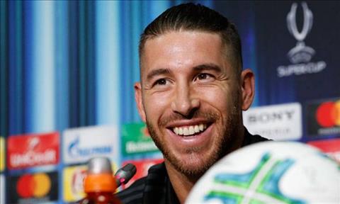 Ngỡ ngàng với hành động cực kỳ khó chịu của Ramos trước Salah