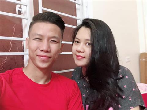 Trung vệ Quế Ngọc Hải khoe con gái mới sinh