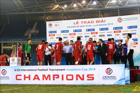 ĐT Olympic Việt Nam vui hết nấc khi nâng cúp, thầy Park lặng lẽ một góc