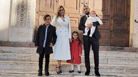 Tân binh Barca sắp chia tay vợ