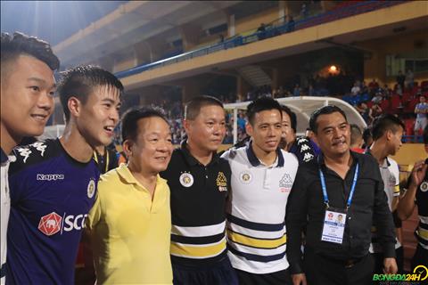 Bau Hien chup anh ghi lai cot moc an tuong cung Ha Noi FC.