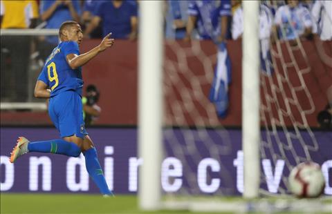 Đồng đội trên tuyển Brazil tố Neymar sao chép phong cách