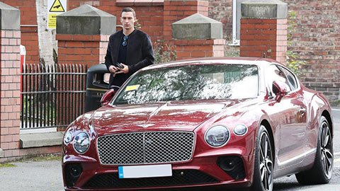 Hậu vệ Darmian 'nhọ' từ trên sân cỏ ra đến ngoài đường