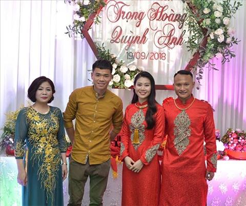 Tiền vệ Trọng Hoàng mặc áo dài đỏ trong lễ ăn hỏi