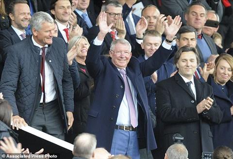 Sir Alex Ferguson tro lai Old Trafford lan dau sau ca phau thuat nao.