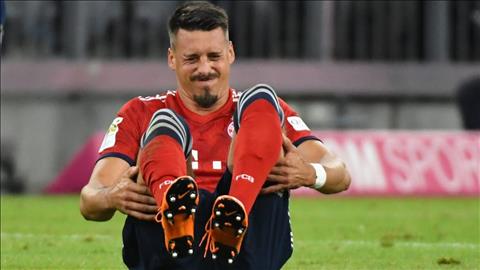 Bayern Munich 1-1 Augsburg: Cú sảy chân nhớ đời