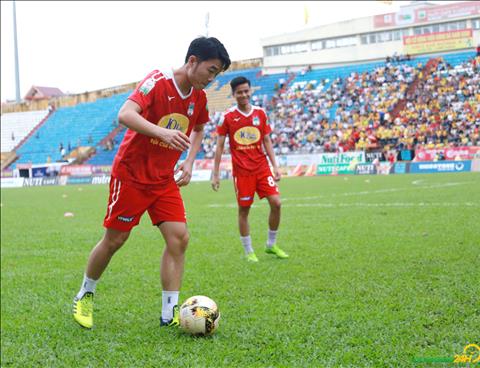 Cầu thủ HAGL gục ngã xuống sân sau trận thắng Nam Định hình ảnh 2