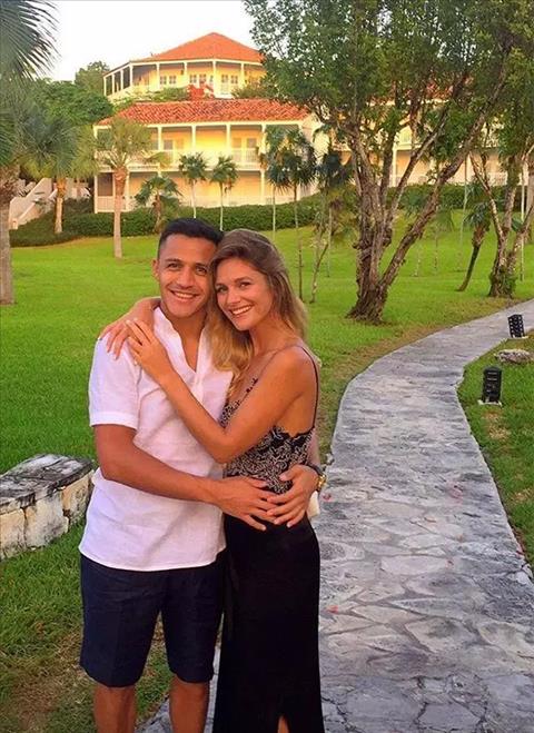 Tiền đạo Alexis Sanchez chia tay bạn gái hình ảnh