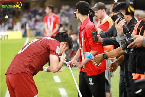 Hy hữu Theerathon Bunmathan rửa mắt ngay trước trận gặp UAE hình ảnh