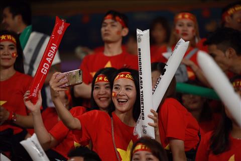ẢNH CĐV Việt Nam thổi lửa cho trận chung kết với Yemen hình ảnh 2
