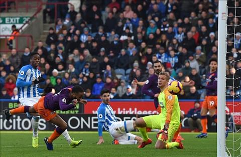 Man City vs Hudder Sterling ghi ban