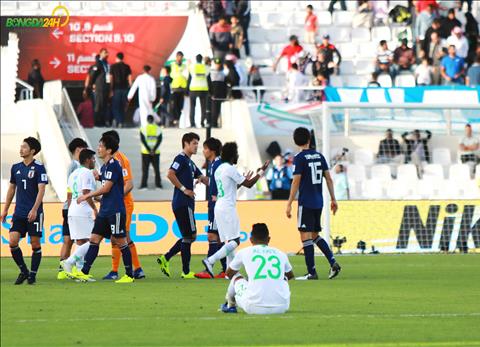 Cac cau thu Saudi Arabia phai roi Asian Cup 2019 ngay tu vong 1/8.