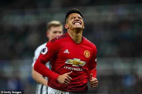 Tròn 1 năm gia nhập M.U, Alexis Sanchez làm được gì ngoài đánh đàn?