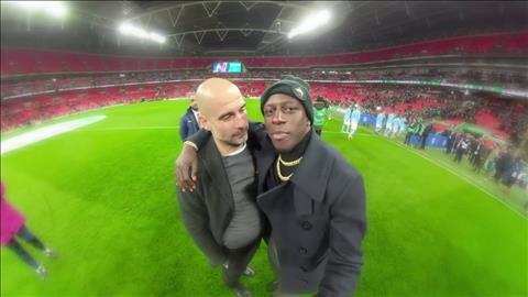 HLV Pep Guardiola và hậu vệ trái Benjamin Mendy của Man City hình ảnh