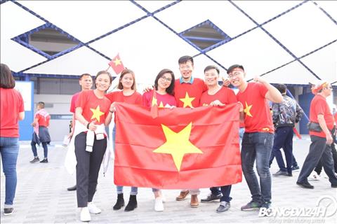 Hình ảnh CĐV Việt Nam trước trận tứ kết Asian Cup 2019 vs Nhật hình ảnh