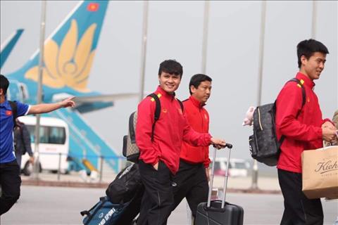 Quang Hải cùng toàn đội tươi rói trở về Việt Nam