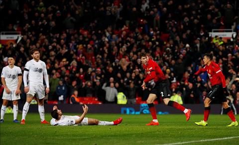 Tiền đạo Ibrahimovic nói về trung vệ Lindelof của MU hình ảnh