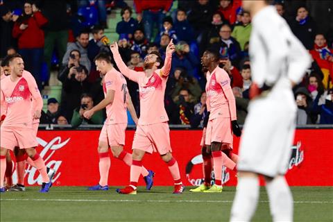 Khoảnh khắc: Messi lại làm xiếc với đường chuyền loại 6 cầu thủ