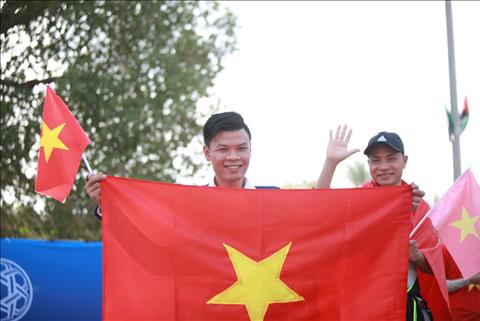Chùm ảnh CĐV Việt Nam có mặt tại UAE để cổ vũ thầy trò HLV Park Hang Seo hình ảnh 3