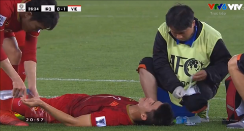 Xúc động hình ảnh Xuân Trường đổ nước rửa máu dính trên tay đồng đội Duy Mạnh