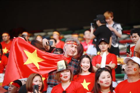 Chùm ảnh: Ấn tượng với sự cuồng nhiệt của CĐV Việt Nam ở UAE