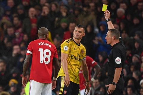 Xhaka bị fan đòi tước băng đội trưởng vì thói hèn nhát