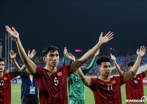 Đội bóng của Văn Hậu chúc mừng thầy trò Park Hang Seo sau trận thắng Malaysia