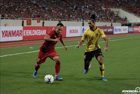 Hài hước: Hai cầu thủ quá tuổi khiến đội U22 Việt Nam… lùn đi