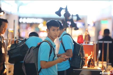 Hình ảnh các tuyển thủ Việt Nam ở sân bay trước khi di chuyển hình ảnh