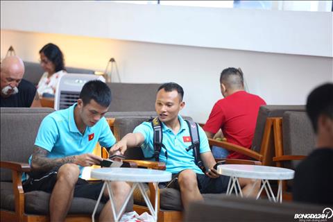 Hình ảnh các tuyển thủ Việt Nam ở sân bay trước khi di chuyển hình ảnh
