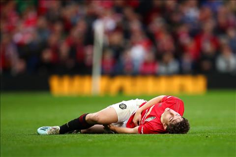 Dũng cảm lao vào đối thủ, “tí hon” Daniel James chút nữa bất tỉnh