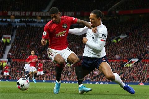 MU 1-1 Liverpool: Bức ảnh Rashford vật ngã Van Dijk gây sốt